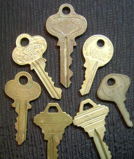 011. Assorted Vintage Keys.
