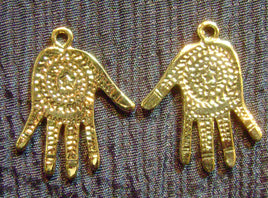 3379. Gold Star Pattern Hand Charms.
